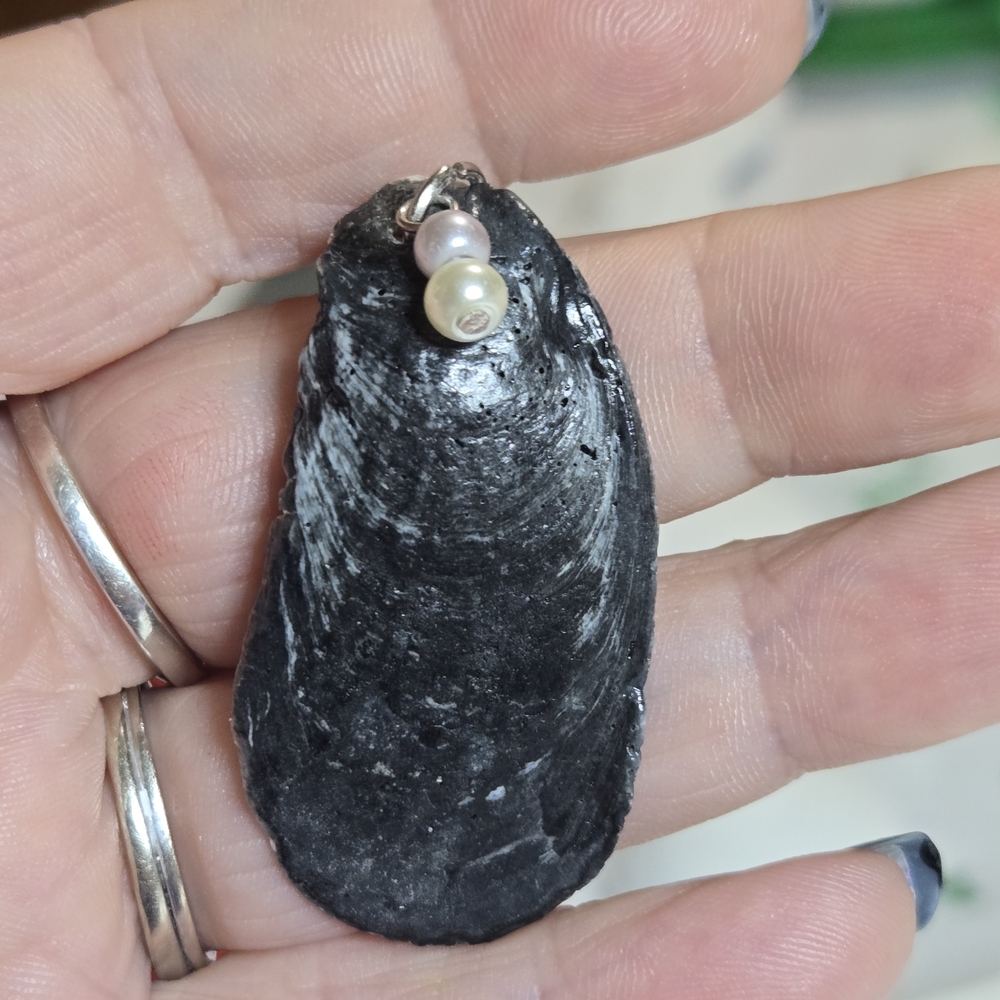 Elegant Black Shell Pendant with Pearls